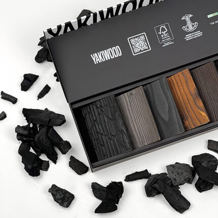 Sort Yakiwood prøveæske med offsettryk på ydersiden, mat laminat for holdbarhed, der giver design og beskyttelse i høj kvalitet.